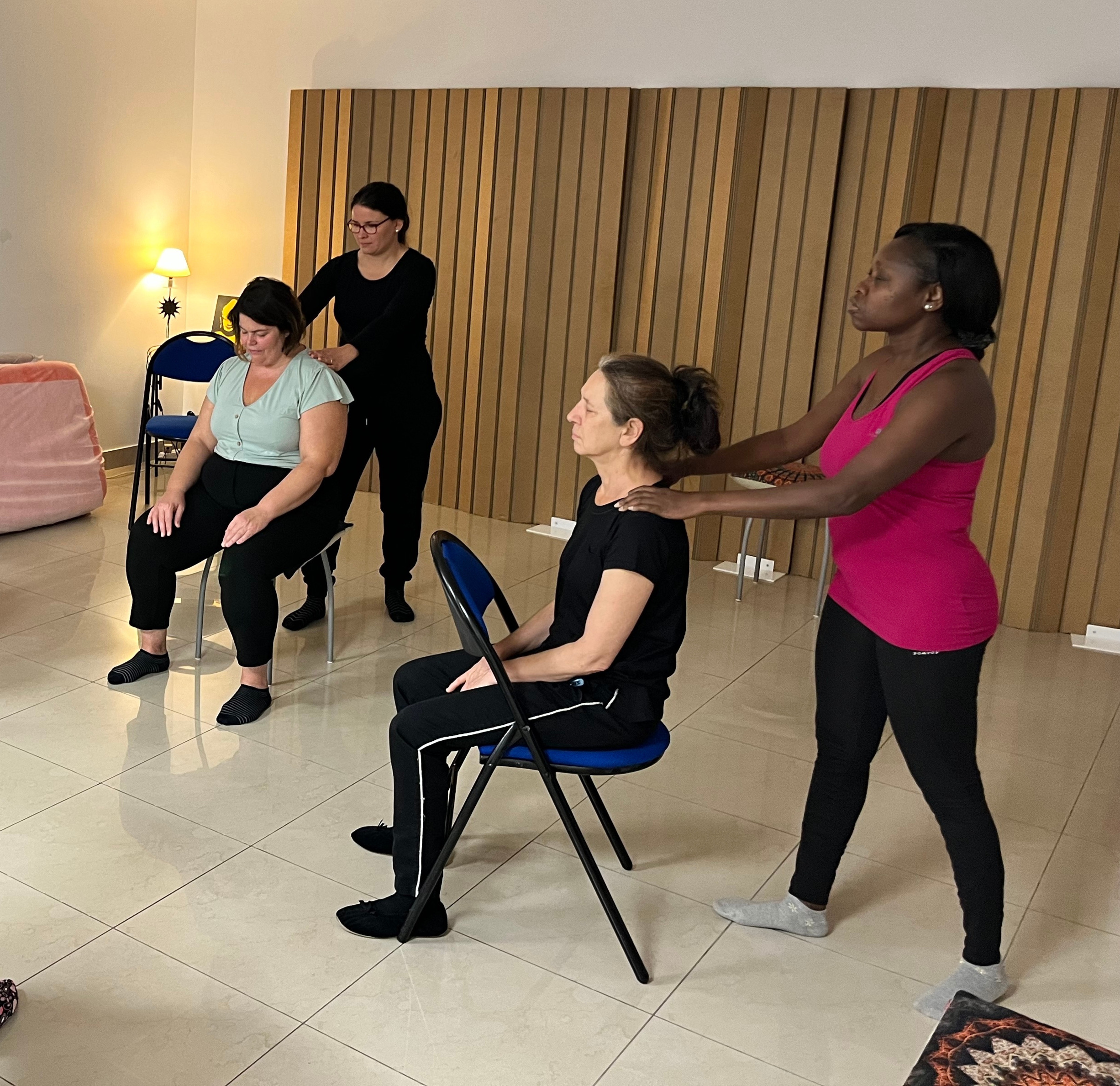 Binômes pratiquant un massage assis en atelier