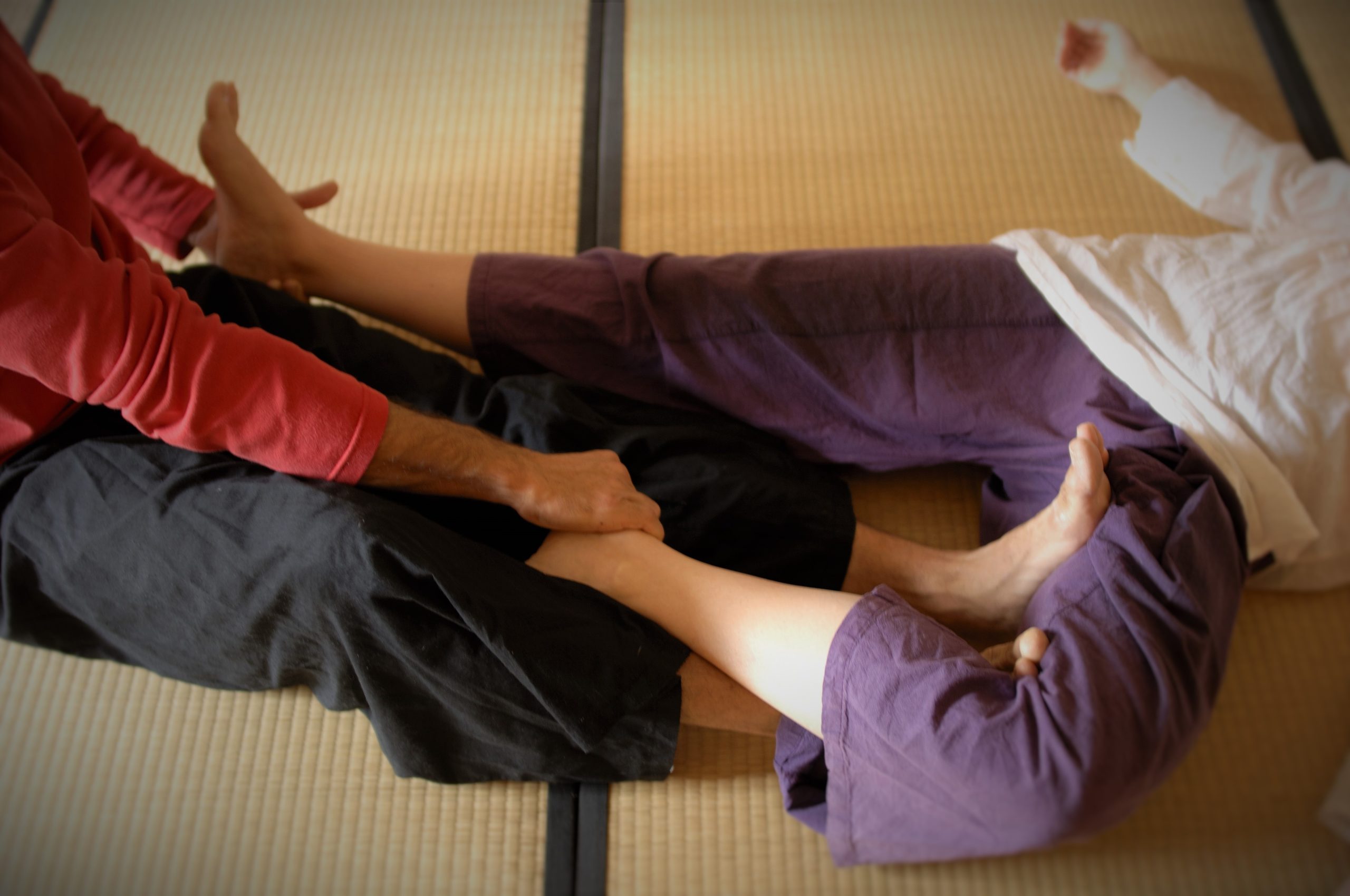 Deux personnes assises jambes croisées sur tatami